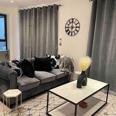 Stylish And Cosy 2 Bedroom Flat In 크로이던 외부 사진