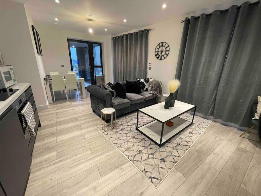 Stylish And Cosy 2 Bedroom Flat In 크로이던 외부 사진