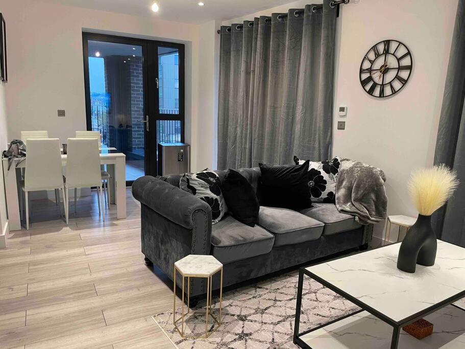 Stylish And Cosy 2 Bedroom Flat In 크로이던 외부 사진