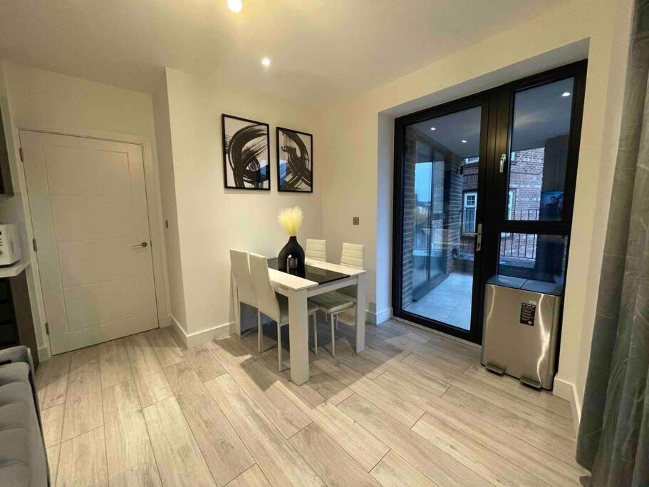 Stylish And Cosy 2 Bedroom Flat In 크로이던 외부 사진
