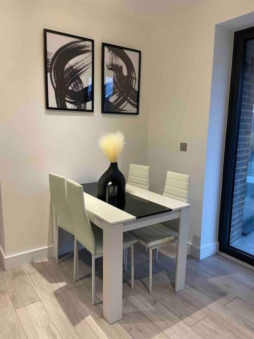 Stylish And Cosy 2 Bedroom Flat In 크로이던 외부 사진