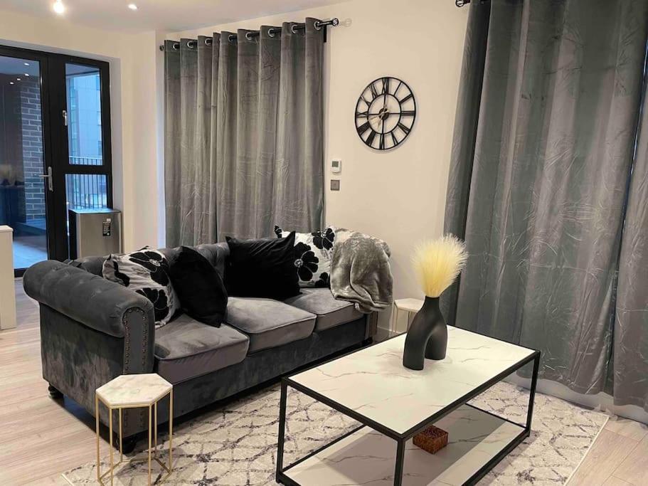 Stylish And Cosy 2 Bedroom Flat In 크로이던 외부 사진