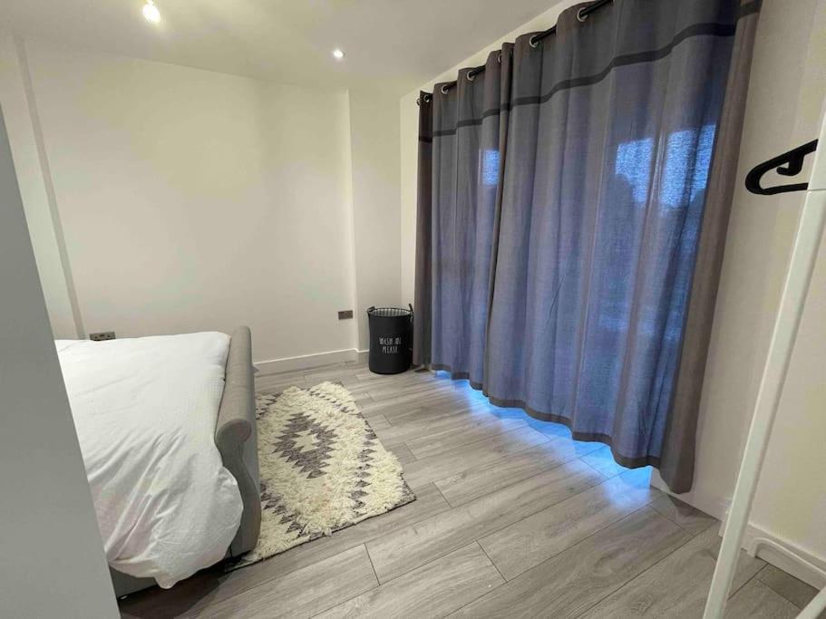 Stylish And Cosy 2 Bedroom Flat In 크로이던 외부 사진