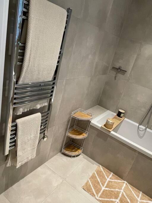 Stylish And Cosy 2 Bedroom Flat In 크로이던 외부 사진
